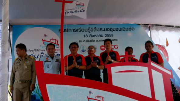 ๑๘ ส.ค. ๒๕๕๙ ผอ.ภุชงค์ ร่วมงานเปิดศูนย์การเรียนรู้ วิถีประมงชุมชนเนินฆ้อ