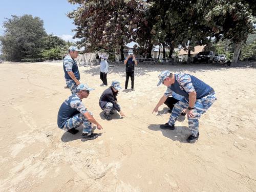ศอทล.จันทบุรี ตรวจสอบกรณีได้รับแจ้งพบคราบน้ำมันแบบก้อน (Tar ball) ขนาด 2-4 ซม. กระจายเต็มหน้าหาดเจ้าหลาว