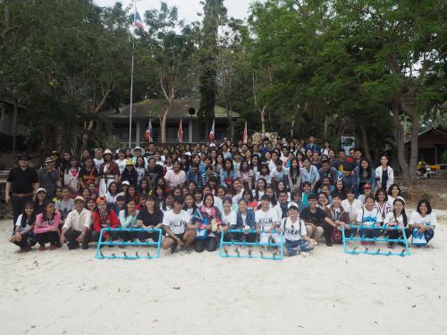 คณะอาจารย์และนักเรียนจากโรงเรียนโกสุมวิทยาสรรค์ร่วมโครงการปลูกและฟื้นฟูปะการัง