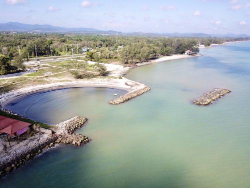 ผอ.สอช. ลงพื้นที่สำรวจและติดตามสถานภาพชายฝั่ง พื้นที่ หาดสร้อยสวรรค์ ตลอดจนปากแม่น้ำเทพา ม.๗ ต.เทพา อ.เทพา จ.สงขลา