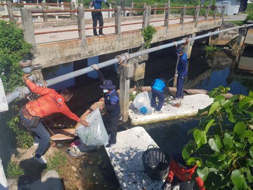 ศอทล.สงขลา จัดเก็บขยะบริเวณทุ่นกักขยะก่อนไหลลงสู่ทะเล