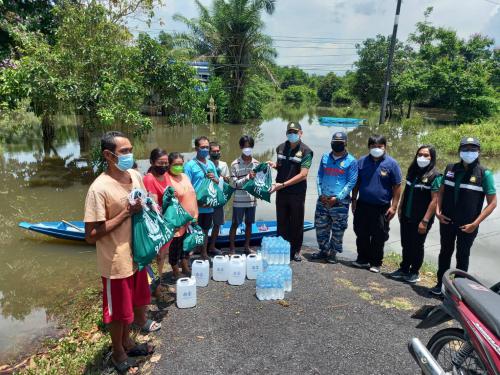 ศอทล.นศ. ร่วมกับ ทสจ.นศ. และ ศบปล.นศ. มอบน้ำดื่มและชุดถุงยังชีพให้แก่ประชาชนที่ประสบภัยน้ำท่วมในพื้นที่ อ.ท่าศาลา อ.สิชล จ.นครศรีธรรมราช