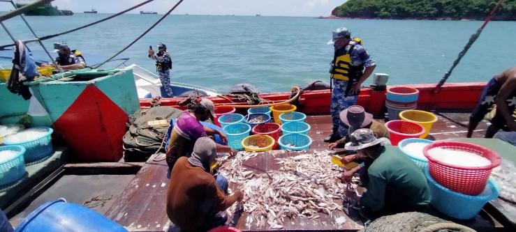 สอท. นำเรือทรัพยากรทางทะเลและชายฝั่ง ๒๑๖ ปฏิบัติงานด้านป้องกันและปราบปรามรองรับแผนปฏิบัติการแก้ไขปัญหาการทำประมงผิดกฎหมาย (IUU) พื้นที่จังหวัดสงขลา
