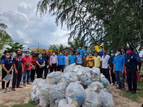 ศอทล.สงขลา จัดกิจกรรมจัดเก็บขยะทะเลที่ตกค้างในระบบนิเวศที่สำคัญแบบมีส่วนร่วม บริเวณชายหาดสว่าง จังหวัดสงขลา