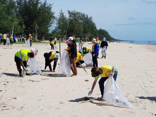 ศอทล.สงขลา ลงพื้นที่ร่วมกับชุมชนชายฝั่ง ทำความสะอาดชายหาดแสนสุข บ่อแดง
