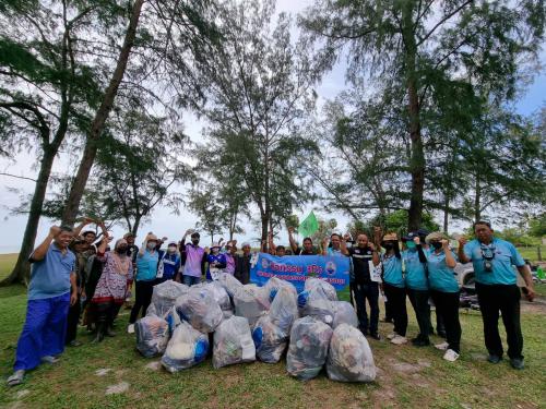 ศอทล.สงขลา จัดกิจกรรมจัดเก็บขยะทะเลที่ตกค้างในระบบนิเวศที่สำคัญแบบมีส่วนร่วม บริเวณหาดบ้านสวนกง