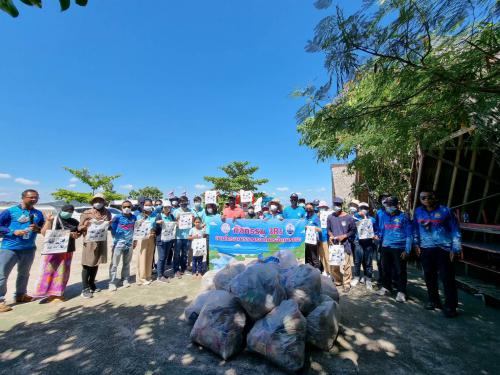 ศอทล.สงขลา จัดกิจกรรมจัดเก็บขยะทะเลที่ตกค้างในระบบนิเวศที่สำคัญแบบมีส่วนร่วม บริเวณชุมชนชายฝั่งบ้านใหม่