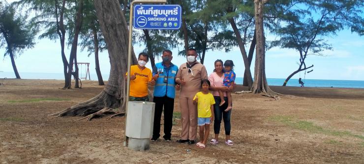 เจ้าหน้าที่ ศอทล.สงขลา ลงพื้นที่บริเวณชายหาดชลาทัศน์ จ.สงขลา รณรงค์และประชาสัมพันธ์โครงการชายหาดปลอดบุหรี่แก่นักท่องเที่ยว เพื่อสร้างจิตสำนึกด้านการอนุรักษ์ และใช้พื้นที่สูบบุหรี่อย่างถูกต้อง