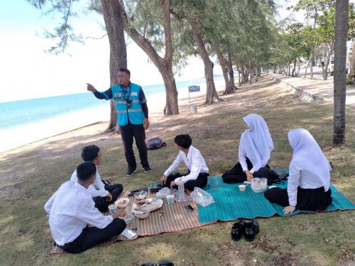 เจ้าหน้าที่ ศอทล.สงขลาลงพื้นที่บริเวณชายหาดชลาทัศน์ ประชาสัมพันธ์โครงการชายหาดปลอดบุหรี่ ให้นักท่องเที่ยวใช้พื้นที่ในการสูบบุหรี่อย่างถูกต้อง