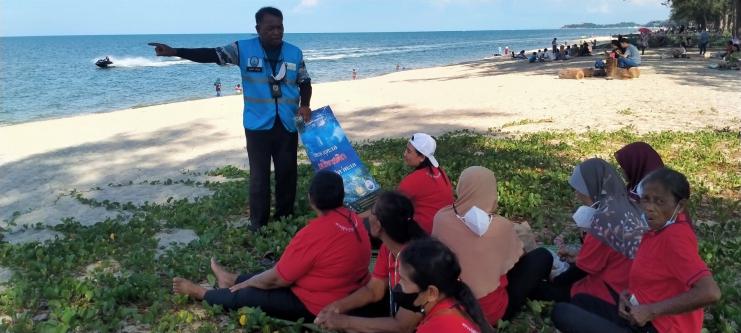 เจ้าหน้าที่ ศอทล.สงขลา ลงพื้นที่บริเวณชายหาดชลาทัศน์ จ.สงขลา ปลูกฝังจิตสำนึกด้านการอนุรักษ์ทรัพยากรทางทะเลและชายฝั่ง และเป็นการประชาสัมพันธ์โครงการชายหาดปลอดบุหรี่ และการใช้พื้นที่สูบบุหรี่อย่างถูกต้องและเหมาะสม