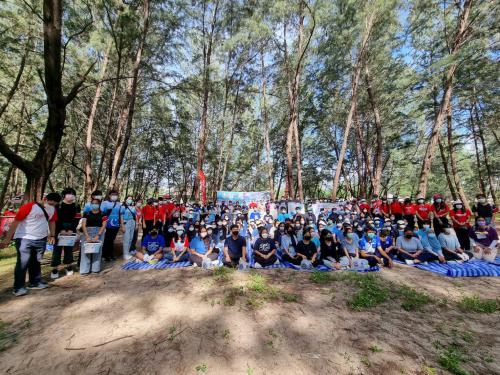 ศอทล.สงขลา เข้าร่วมกิจกรรมเก็บขยะที่ถูกลมมรสุมพัดเข้าฝั่ง บริเวณแหลมสนอ่อน หาดสมิหลา อำเภอเมือง จังหวัดสงขลา