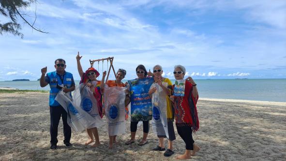 เจ้าหน้าที่ ศอทล.สงขลา ลงพื้นที่บริเวณชายหาดชลาทัศน์ จ.สงขลา เพื่อรณรงค์และประชาสัมพันธ์โครงการชายหาดปลอดบุหรี่ รวมทั้งให้ความรู้เกี่ยวกับเรื่องขยะทะเล และแมงกะพรุนพิษ แก่นักท่องเที่ยว
