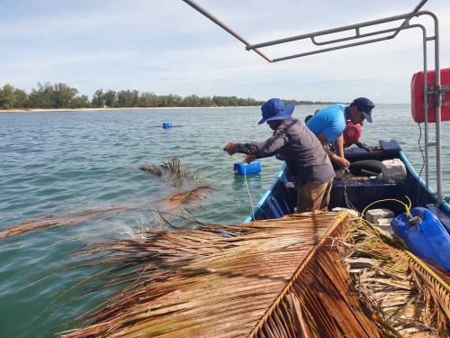 ศอทล.สงขลา ร่วมจัดโครงการจัดทำแนวเขตอนุรักษ์ชายฝั่งทะเลและบ้านปลา (วางซั้ง) ชุมชนชายฝั่งวัดจันทร์ จ.สงขลา