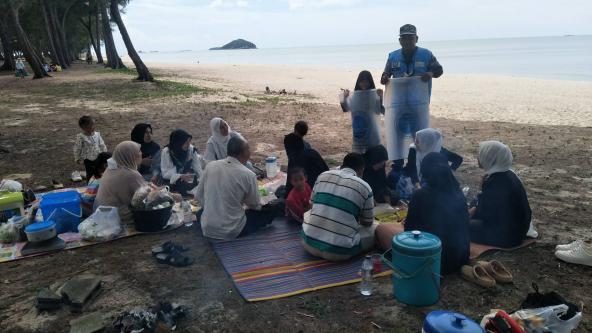 นักท่องเที่ยวบริเวณหาดชลาทัศน์ จ.สงขลา ให้ความสนใจเกี่ยวกับข้อมูลการประชาสัมพันธ์โครงการชายหาดปลอดบุหรี ของเจ้าหน้าที่ สทช.๕ เป็นอย่างมาก