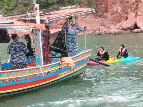 สอท. นำเรือ ทช.๒๒๔ ออกปฏิบัติงานการบังคับใช้มาตรการคุ้มครองทรัพยากรปะการังจากกิจกรรมท่องเที่ยวดำน้ำพื้นที่จังหวัดสงขลา บริเวณ เกาะหนู–เกาะแมว