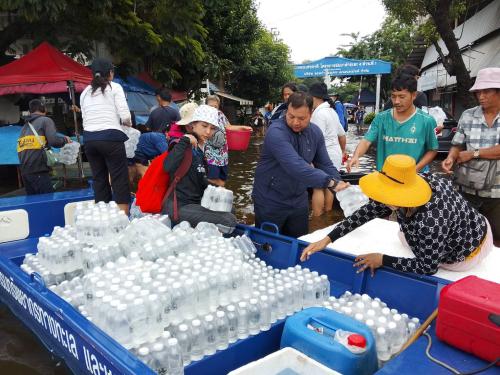 สทช.๕ และ ศวปอ. ร่วมกับ การเคหะแห่งชาติ แจกจ่ายสิ่งของจำเป็นในการดำรงชีพ แก่ผู้ประสบปัญหาอุทกภัย พื้นที่เขตลาดกระบัง
