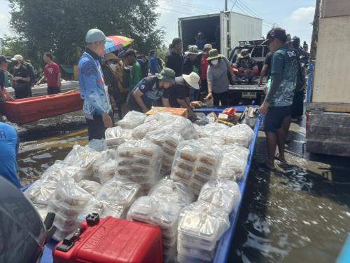 สทช.๕ ร่วมกับ ศวปอ. ดำเนินการช่วยเหลือและบรรเทาความเดือดร้อนแก่ประชาชนผู้ประสบอุทกภัยในพื้นที่เคหะชุมชนร่มเกล้า พร้อมปรับแผนการให้ความช่วยเหลือเมื่อสถานการณ์น้ำเข้าสูสภาวะปกติ
