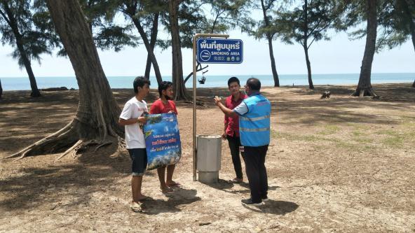 เจ้าหน้าที่ สอท. และ ศอทล.สงขลา ลงพื้นที่บริเวณชายหาดชลาทัศน์ และสวนสองทะเล จ.สงขลา รณรงค์และประชาสัมพันธ์โครงการชายหาดปลอดบุหรี่ ให้ความรู้เกี่ยวกับเรื่องขยะทะเล และแมงกะพรุนพิษ แก่นักท่องเที่ยว
