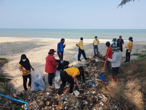 ศอทล.สงขลา จัดกิจกรรมจัดเก็บขยะทะเลที่ตกค้างในระบบนิเวศที่สำคัญแบบมีส่วนร่วม พื้นที่ชายหาดแสนสุข ต.บ่อแดง อ.สทิงพระ จ.สงขลา