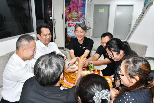 โครงการรดน้ำขอพรวันสงกรานต์ สืบสานประเพณีไทย